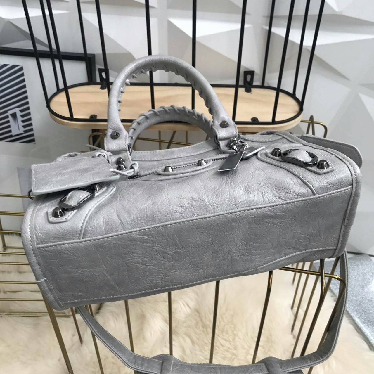 Massimo Dutti Classy Crossbody Bag กระเป๋าทรงสุด ฮิตจาก Massimo Dutti ขนาด mini จะถือ, สะพายสะพายไหล่ หรือสะพาย crossbody ได้หมดค่ะ หนังเงาสวยนิ่มมือรับประกันเลย ภายในแบ่งช่องเป็นสัดส่วน น้ำหนักเบา จุของได้คุ้ม มาพร้อมกับสายยาวให้ ใบนี้ใช้ได้ ทุกโอกาสจริง