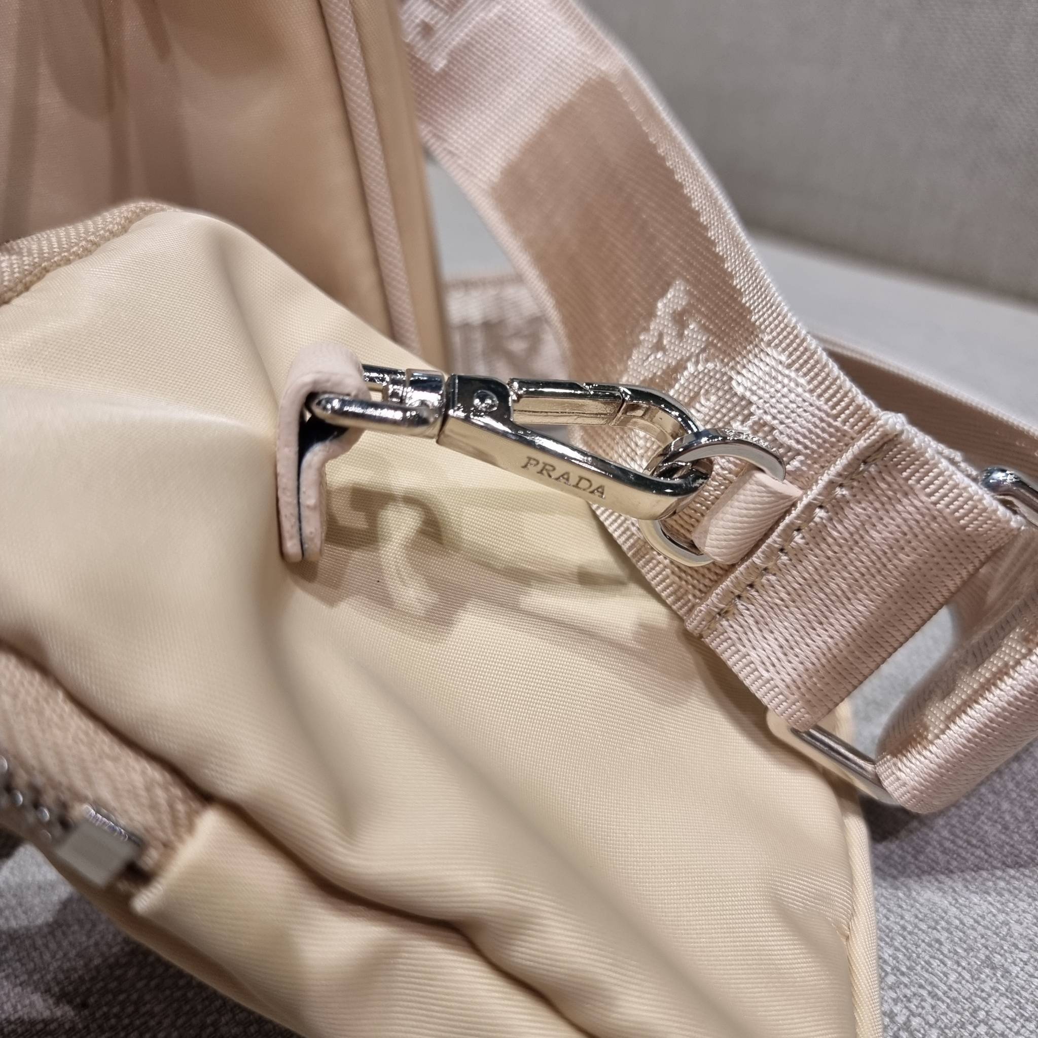 VIP 🥂 PRADA RE-EDITION 2005 RE-NYLON SHOULDER BAG ไอเท็มสุดปัง ที่ฮิตตลอดกาลไม่ว่าจะปีไหนๆ จัดให้ครบทั้งสีขายดีและสีใหม่ล่าสุด ที่สายคุณหนูห้ามพลาด!! กับกระเป๋าสะพายทรงคลาสสิค เหมาะเป็น everyday bag มากๆ วัสดุผ้าไนล่อนคุณภาพ พร้อมใบลูก ไว้ใส่เหรีย