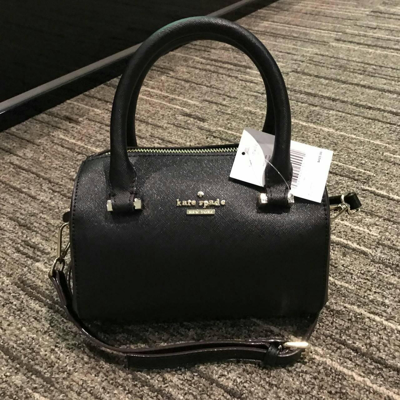 Kate Spade New York Cedar Street Bowling Bag กระเป๋าถือหรือสะพายหนัง Saffiano ทรง Bowling สวยหรู อยู่ทรงสไตล์ PRADA ด้านหน้าประดับโลโก้สีทองหรู มาพร้อมสายสะพายยาวถอดได้ปรับได้ ภายในมีช่องซิปและช่องใส่มือถือ ใส่กระเป๋าสตางค์ใบยาวของใช้ได้จุ น้ำหนักเบาขนาดก