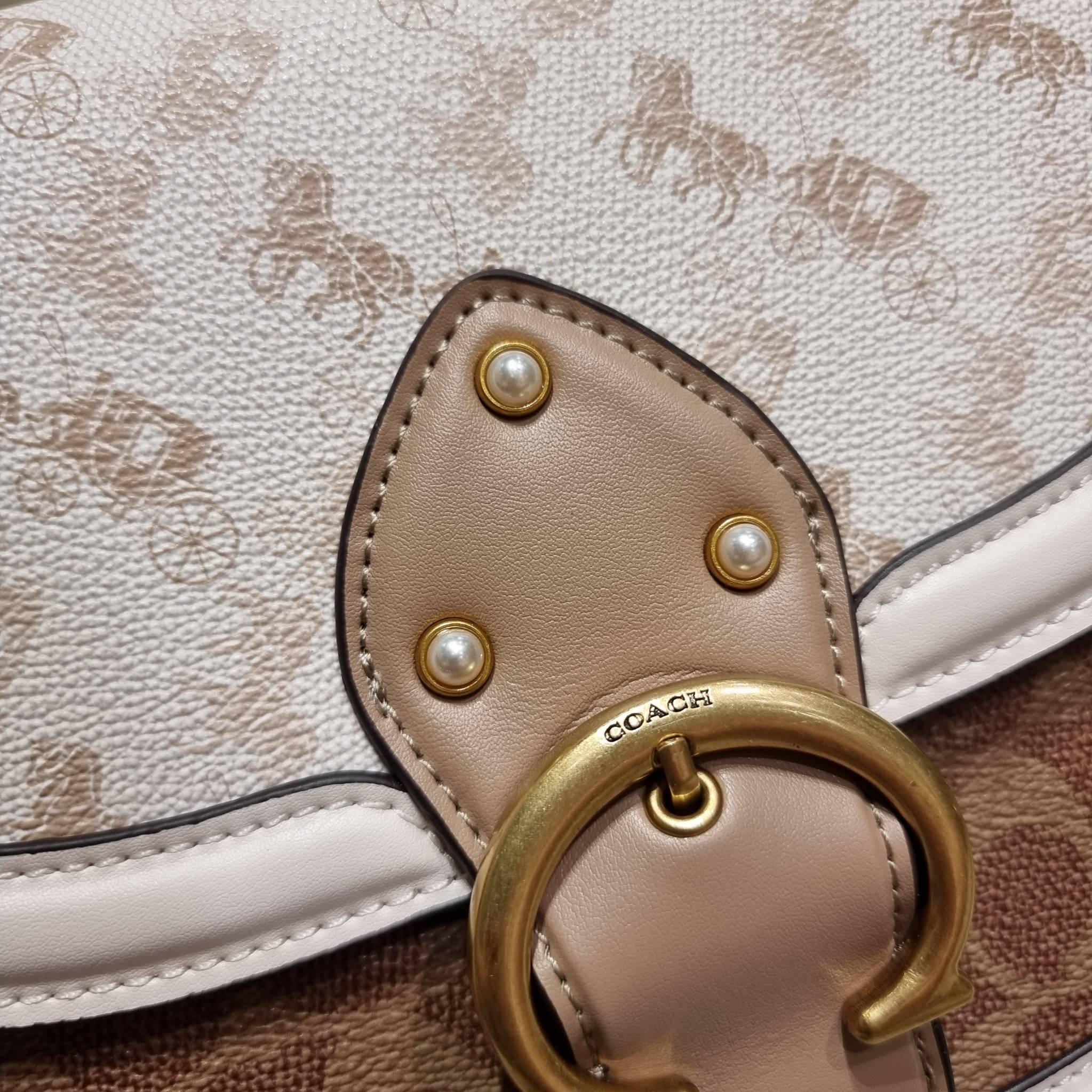 COACH C3837 BEAT SADDLE BAG WITH HORSE AND CARRIAGE PRINT The best item! ที่สาวๆรอคอย! ฮอตไฟลุก! สีหายาก ละมุนคุณหนู คอลเลคชั่นใหม่ ดีไซน์หรูหรา พิเศษมากๆมาพร้อมสายสะพาย 2 เส้น ใช้คู่กันหรือแยกสะพายก็สวยครบสูตร กระเป๋าสะพายทรง saddle คลาสสิค เปิด-ปิดด้วยก