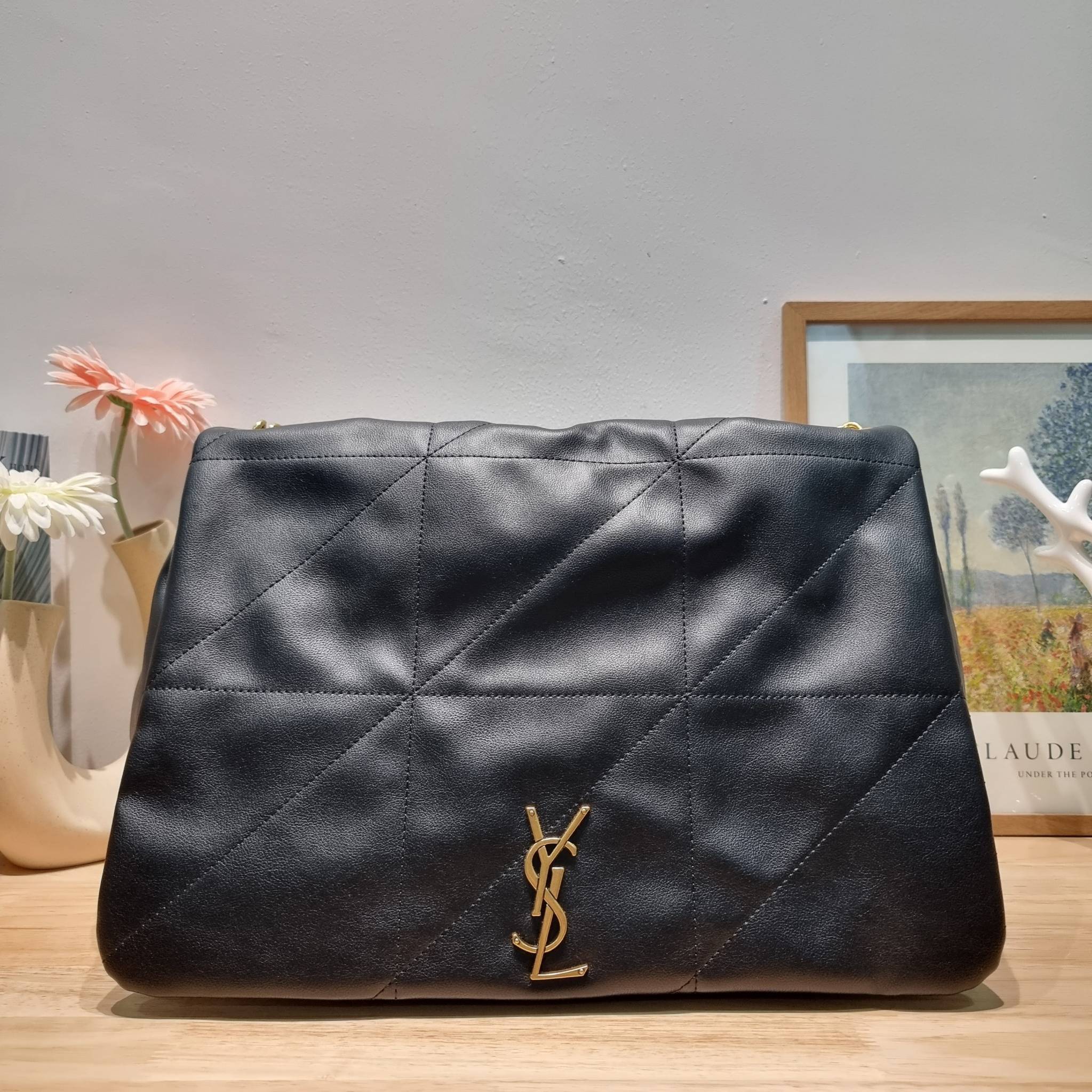 YSL jamie 4.3 in lambskin กระเป๋าสะพายใบใหญ่ เรียบหรู ดูปัง ดูแพง สีดำคลาสสิคตัดกับอะไหล่สีทองได้อย่างลงตัว ครบเครื่องตัวมัม! ดีไซน์ใหม่ 2023 สัมผัสผิวกระเป๋าดูดีมากๆ
