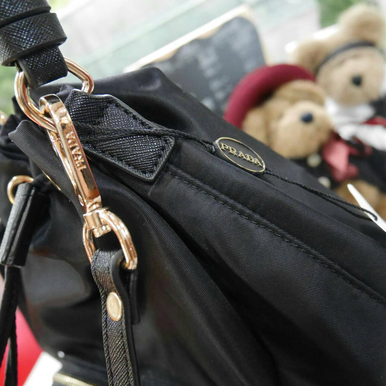 ใครๆก็หลงรัก **ทรงขนมจีบ 🐰 งานพรีเมี่ยมกิ้ฟ จากเคาเตอร์ต่างประเทศ จากแบรนด์ PRADA ค่า เป็นกระเป๋าผ้า nylon silk เนื้อหนาซับในอย่างดี จุดเด่นคือ กระเป๋าสามารถ ปรับ ได้ 2 ทรงคือ ผูกเชือกกระเป๋า หรือ ดึงเชือกปรับเป็นสายไว้หิ้วได้ด้วยคะ น้ำหนักเบา ถือ