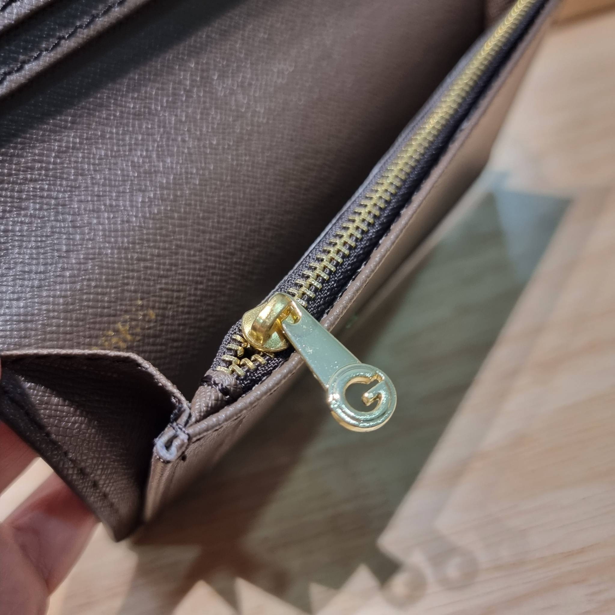 Goyard Bi Fold Long Wallet / GOYARD FLAP WALLET / Goyard Long Wallet กระเป๋าสตางค์ใบยาว รุ่น unisex ที่ใช้ได้ทั้งหนุ่มๆและสาวๆ ไอเท็มนี้ตอบโจทย์สำหรับคนที่ชอบเก็บบัตรเยอะๆ