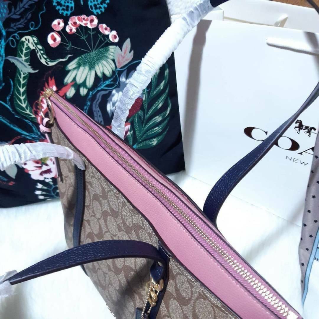 COACH 2319 MAY TOTE IN COLORBLOCK SIGNATURE CANVAS กระเป๋าโท้ท ดีไซน์ใหม่ล่าสุด!! 💕💕 เก๋ตรงปากกระเป๋า คล้ายกระเป๋าซ้อนในตัว สีตัดกับตัวกระเป๋าได้อย่างลงตัว ทรงสวย ใบใหญ่ใส่ของได้เยอะ เปิด-ปิดด้วยซิป รูดใช้งานง่าย ภายในโล่งกว้าง ด้านหลังมีช