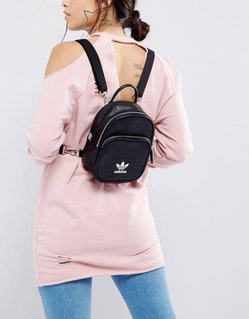 ADIDAS ORIGINALS CLASSIC MINI BACKPACK กระเป๋าเป้ทรงคลาสสิคไซส์มินิจากแบรนด์ adidas มาในขนาดกระทัดรัด น้ำหนักเบา พกพาสะดวกมากๆ วัสดุหนังนิ่มมือสุดๆ!! ทำความสะอาดง่าย เปิด-ปิดกระเป๋าด้วยซิป มีช่องหลักและช่องย่อยด้านหน้า หัวซิปปั๊มแบรนด์อะไหล่สวย ภายในกระเป