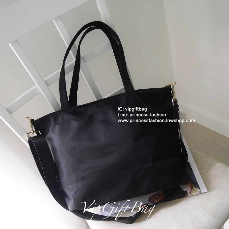 เอาใจคนชอบกระเป๋าไซส์กลาง *มาพร้อมสายยาว สำหรับกระเป๋าอเนกประสงค์ ทรง TOTE จากแบรนด์ PRADA เป็น กระเป๋าผ้าไนล่อน ตามแบบฉบับของแบรนด์เลย ใบนี้มีสายยาวให้ค่ะ เลิศมาก สะพายเป็น shoulder bag หรือ ถือได้คะ ด้านหน้าเป็นลายหมี ปั๊กกลิ้ตเตอร์ + logo brand ใช้แล้ว