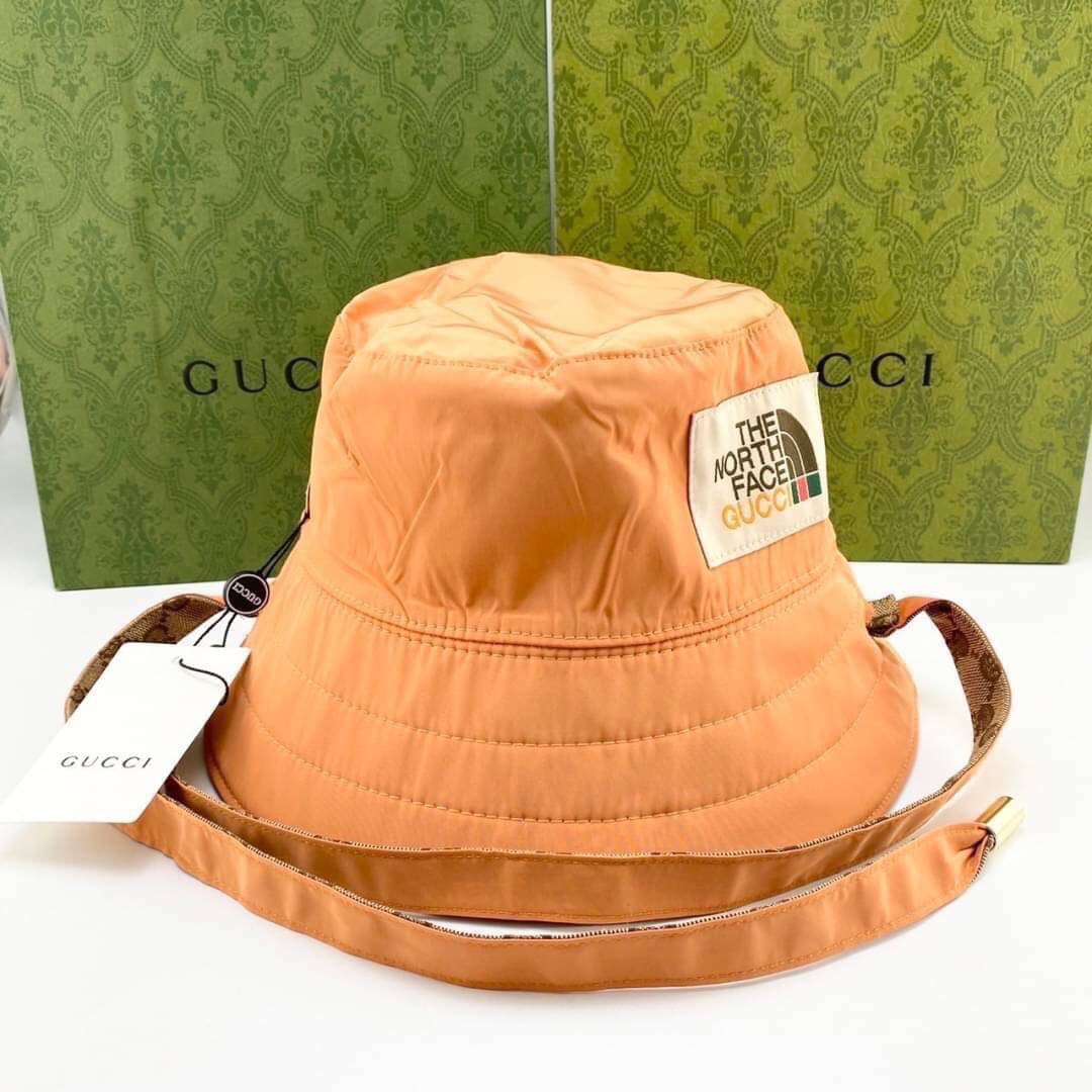 The North Face x Gucci GG canvas hat พร้อมส่งที่ไทย หมวกผ้าแคนวาสใส่ได้ 2 ด้าน พร้อมสายรัดคางเส้นยาว งานปักละเอียดคมชัด เกรดออริจินอล สวย คุ้มค่าค่ะ