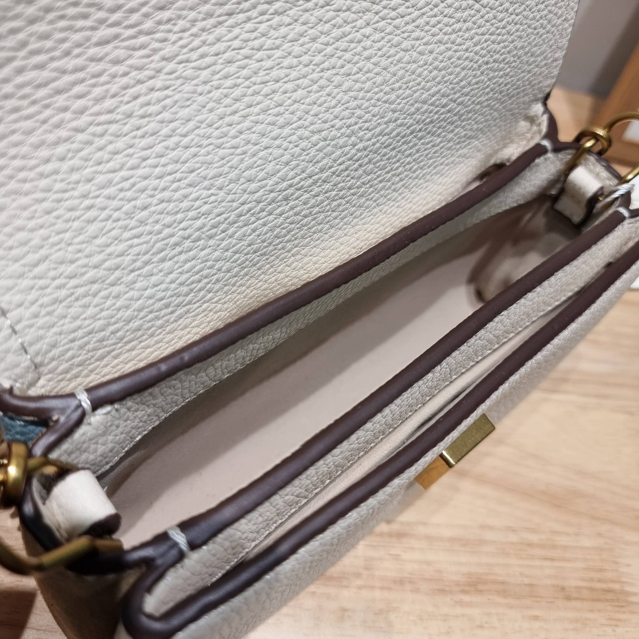 TORY BURCH LIMITED-EDITION MINI BAG รุ่นลิมิเต็ด ที่ sold out ไปแล้วหลายช็อป มีมาให้ช้อปที่นี่! กับกระเป๋าสะพายข้างทรงผู้ดี ไซส์มินิ ที่ผลิตมาในจำนวนจำกัด โดดเด่นด้วยอะไหล่ทองคลาสสิคหรูหรา และสายสะพายโซ่สลับหนัง ทำให้สะพายได้โดยไม่เจ็บไหล่