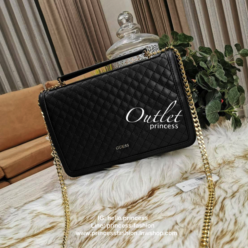 GUESS CROSSBODY BAG กระเป๋าสะพายรุ่นใหม่ล่าสุดทรงเหลี่ยมหนังสวยเดินเส้นลายตารางอยู่ทรงด้านหน้าประดับโลโก้ GUESS อะไหล่ทอง เปิดปิดด้วยฝาปิดกระดุมแม่เหล็ก ภายในมีฌลโก้และช่องซิป กว้างและจุใส่กระเป๋าสตางค์ใบยาว ของจุกจิกได้เยอะ สายสะพายโซ่ตมีที่รองบ่าจะเลื่อ