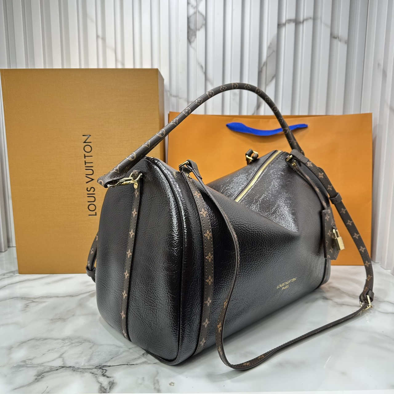 ORI หนังแท้ | LV Express MM Bag 30cm กระเป๋าสะพายทรงหมอนสปีดี้ดีไซน์ใหม่ล่าสุด โฉบเฉี่ยว แต่งคาดหน้าโมโนแกรมโดดเด่น ตัวกระเป๋าสีพื้นตัดกันอย่างลงตัว พร้อมหูแบบจับยาวถอดได้จะถือหรือคล้องไหล่ก็เก๋