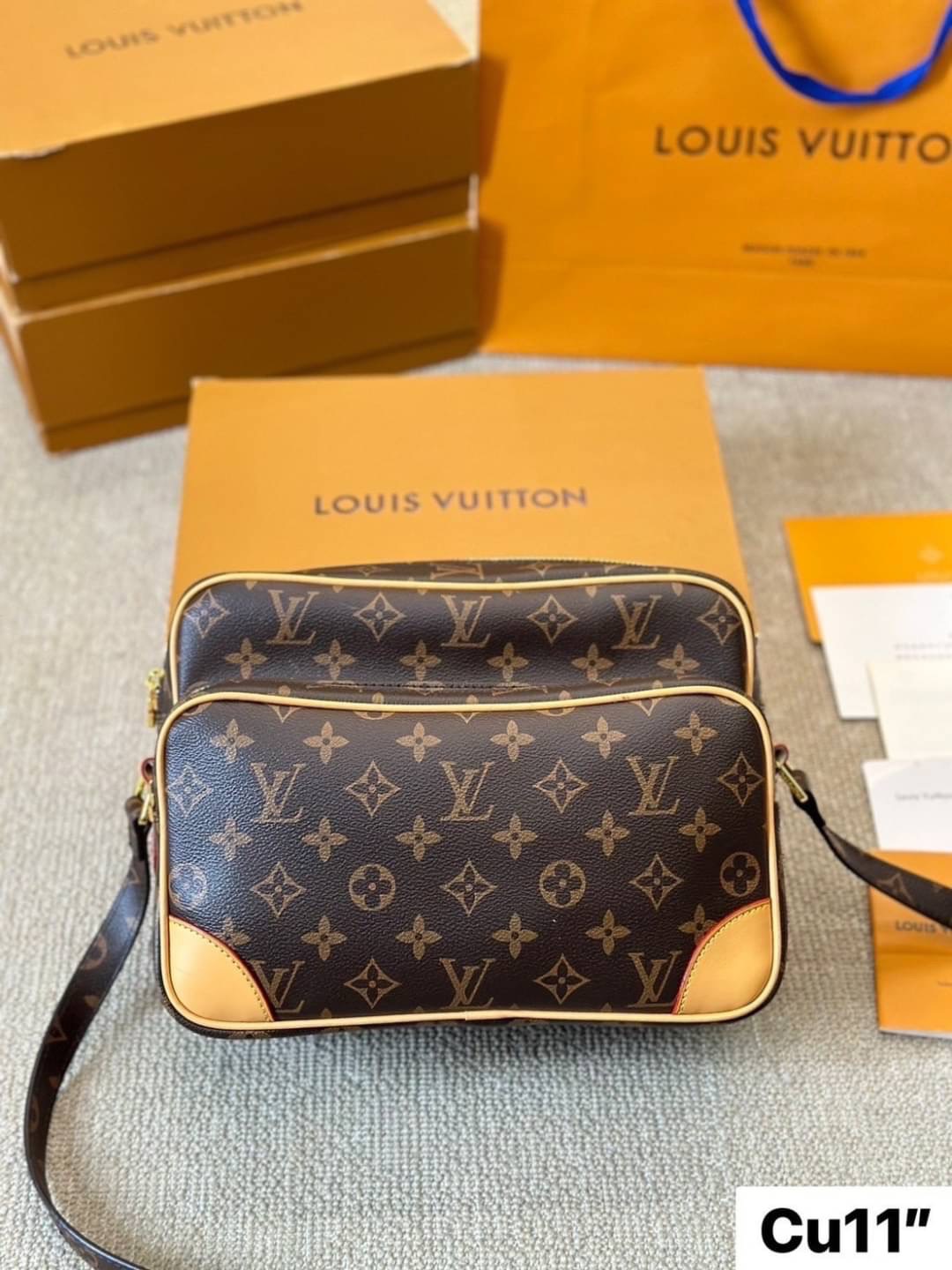 LV Nile Crossbody Monogram Canvas Bag กระเป๋าทรงแมสเซ็นเจอร์วินเทจใบใหญ่ unisex bag ใช้ได้ทั้งชายหญิง จุของได้เยอะ พิมพ์ลายโมโนแกรมคมชัดสวยงาม
