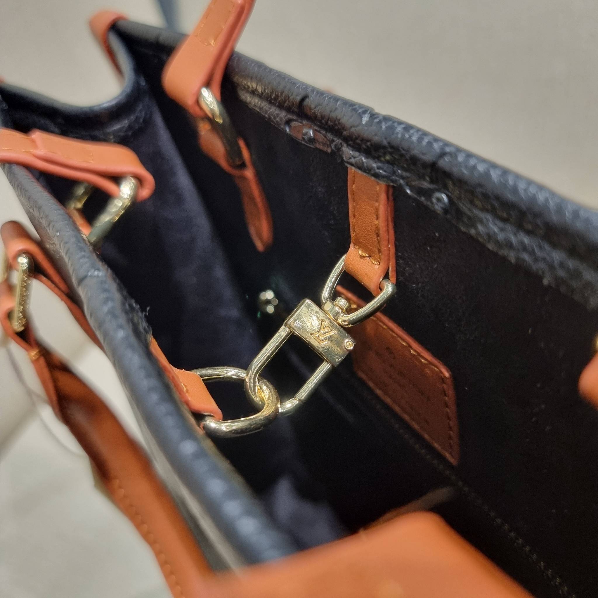 LV crossbody tote bag / LV Shopping Bag ดีไซน์สวยคม สมราคา ดูแพงไปอีก ด้วยดีเทลลายของหนัง crossgrain กระเป๋าทรงโท้ทคลาสสิค ผู้ดียืนหนึ่ง โทนสีใช้งานง่าย แมทช์ได้ทุกลุค มาพร้อมหูจับในตัว แบบหูหิ้ว และหูยาวสำหรับสะพายไหล่ เก๋มาก ชิคมาก ภายในโล่งกว้างมาก มีอ