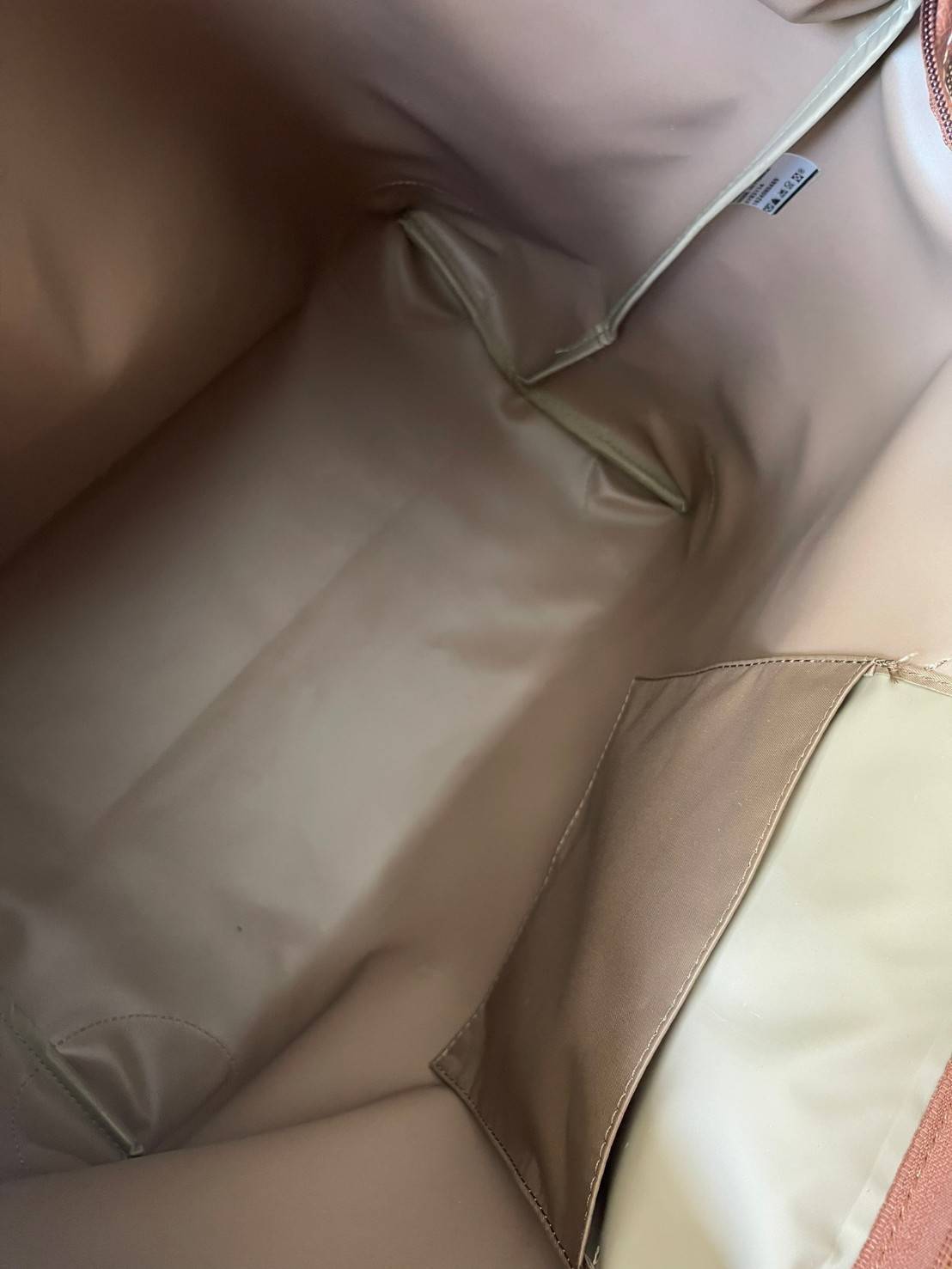 LONGCHAMP BOXFORD TRAVEL BAG L กระเป๋าเดินทางขนาดใหญ่ มาพร้อมสายสะพายที่สามารถถอดได้ ให้คุณเลือกสะพายไหล่หรือถือได้ มีซิปรูดเปิดปิดกระเป๋าที่ให้คุณมั่นใจได้ว่าคุณจัดเก็บไอเท็มของคุณได้อย่างมิดชิด บ็อคฟอร์ด (BOXFORD) สะท้อนความเป็นเอกลักษณ์ของแบรนด์ที่เปี่