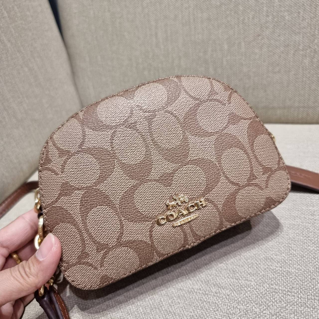 COACH 2628 MINI SERENA CROSSBODY IN SIGNATURE CANVAS ใหม่ที่สุด!! พร้อมส่งทุกสีเด็ด!! ย่อส่วนกระเป๋าสะพายคอลเลคชั่นยอดฮิต มินิเซเรนา ที่รับรองว่าน้องน่ารักม้ากกก!! ขนาดเล็กกุ๊งกิ๊ง แต่ดีเทลยิ่งใหญ่ วัสดุหนังแคนวาสเคลือบลาย เปิด-ปิดด้วยซิป สะดวกใช้ ภายในเป