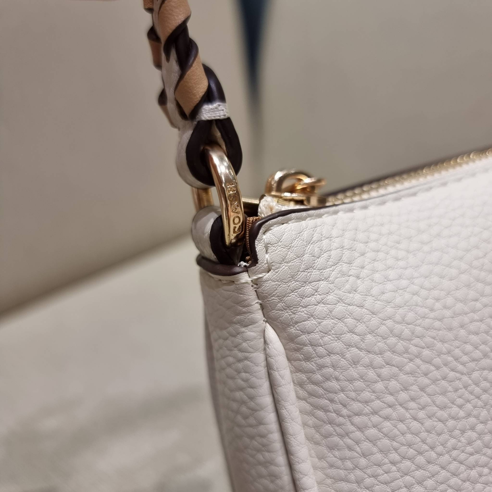 COACH C4233 NOLITA 19 WITH WHIPSTITCH คอลเลคชั่น rare item น่ารักน่าใช้ ในสไตล์คลาสสิค กระเป๋าทรงพอชขนาดมินิ ที่สามารถสะพายไหล่ และกึ่งคล้องมือใช้ได้ 2 สไตล์ ปรับสายให้มาเกี่ยวฝั่งเดียวเพื่อใช้เป็นคล้องมือ หรือปรับเกี่ยวอีกฝั่งใช้คล้องแขน คล้องไหล่ก็เก๋มา