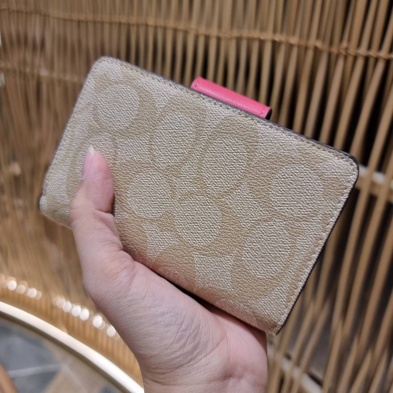 COACH C0082 MEDIUM CORNER ZIP WALLET IN SIGNATURE CANVAS ดีไซน์ใหม่ล่าสุด!! กระเป๋าสตางค์ใบกลาง 👛 ขนาดกำลังเหมาะมือ วัสดุหนังแคนวาสเคลือบลาย ดูแลรักษาง่าย มีช่องใส่บัตรและธนบัตรครบ และช่องซิปแยกไว้ใส่เหรียญ ครบเซ็ทแบบนี้เหมาะส่งต่อเป็นของขวัญที่สุ