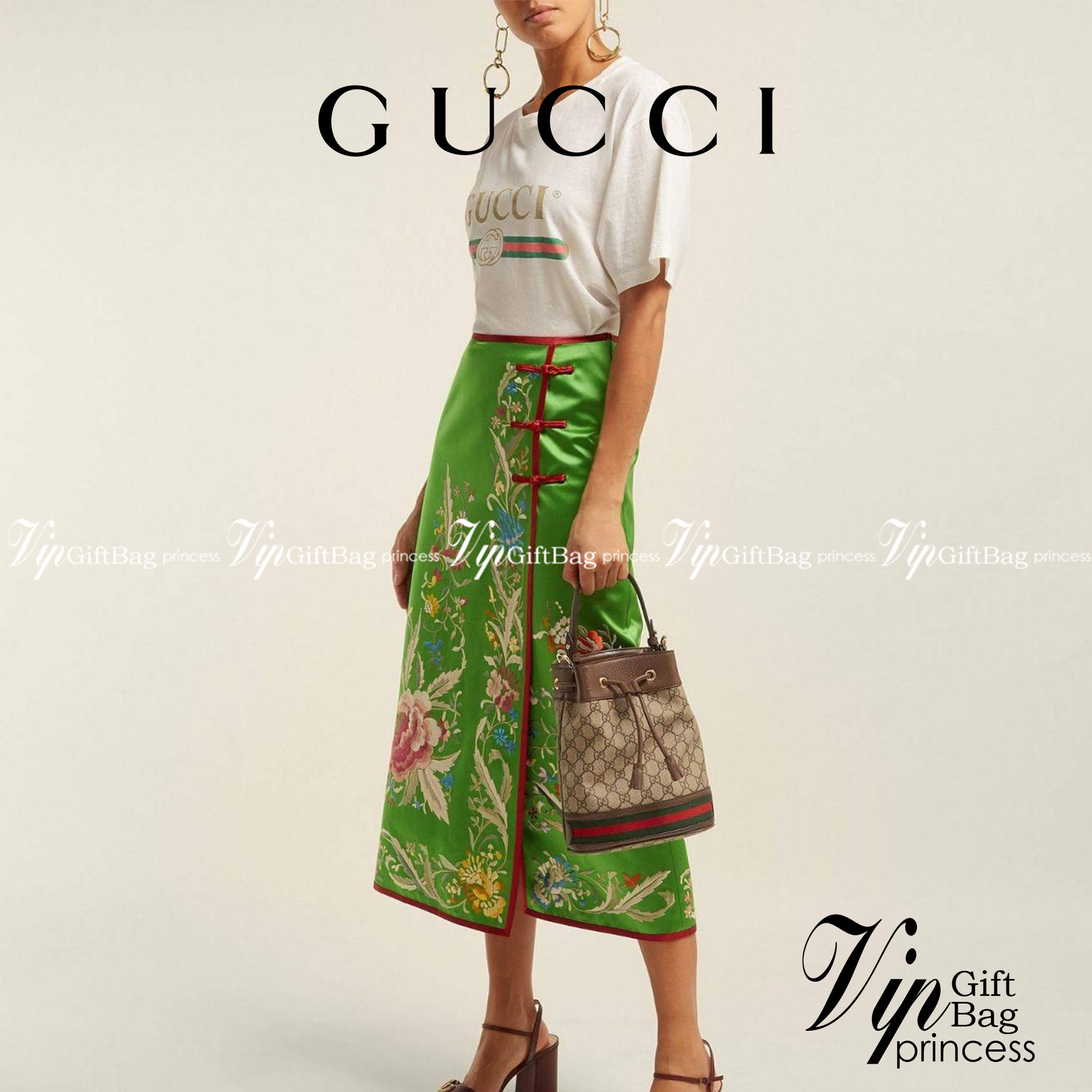 GUCCI Ophidia mini small GG bucket bag กระเป๋าถือหรือสะพายข้าง ขนาดเล็ก ทรงขนมจีบ วัสดุผ้าใบ+หนังแท้ พร้อมแถบลายทางสีเขียวและสีแดงด้านล่าง ด้านในโล่ง มี1ช่องเล็ก สายยาวถอดสายไม่ได้ ปรับระดับได้ ใบนี้เรียบหรูดูดีสุดๆไม่ควรพลาดค่า