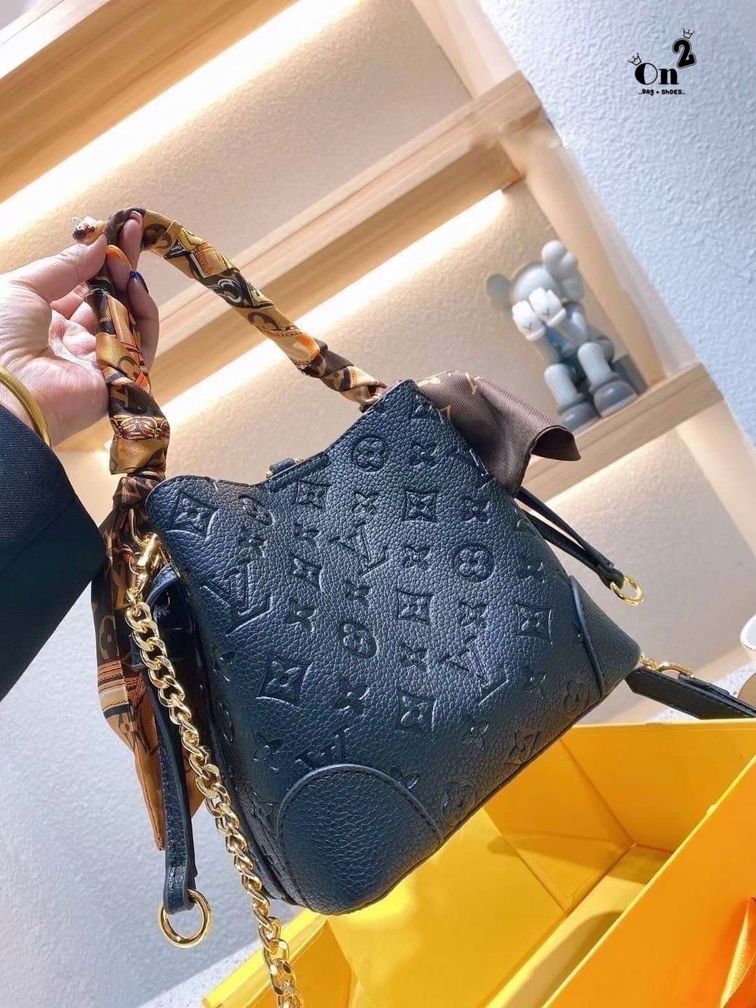 LV NeoNoe Beloved Monogram กระเป๋าสะพายทรงหรูหรา มีสไตล์ เป็นเอกลักษณ์ลงตัวสมบูรณ์แบบ จุของได้เยอะมาก งานปั้มลายโมโนแกรมเต็มใบ ใบจริงสวยมากกกก ได้สวยก่อนใคร ต้องจัดแล้วจ้า พร้อมส่งความสวยที่นี่ ที่เดียว!!