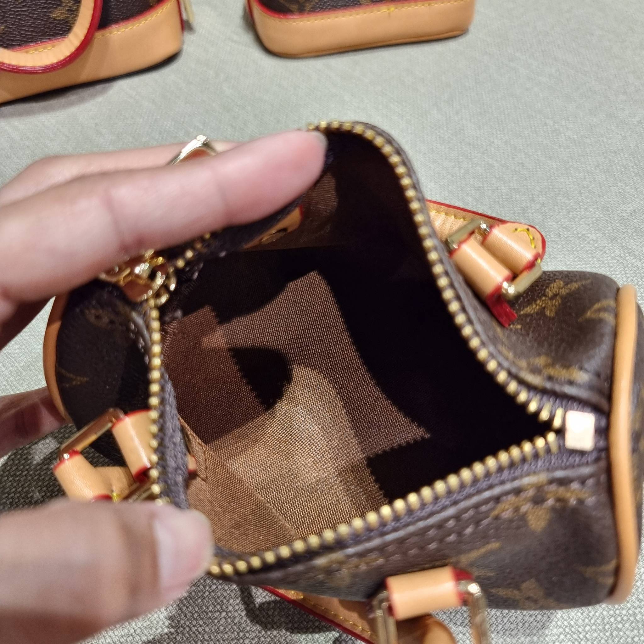 LV TRIO MINI ICONES ใหม่ล่าสุด น่ารักน่าใช้ ที่รวบรวมรุ่นสุดยอดที่เป็นดั่งไอคอนนิค ให้ทุกคนได้สะสมครบคอลเลคชั่น ในไซส์มินิ วัสดุหนังแคนวาสทุกใบ มีสายสะพายข้างให้ เกี่ยวทุกใบรวมสะพายทีเดียว หรือแยกใช้วันแบบ วันละสไตล์ สลับได้ไม่มีเบื่อ มาพร้อม box set ครบ 