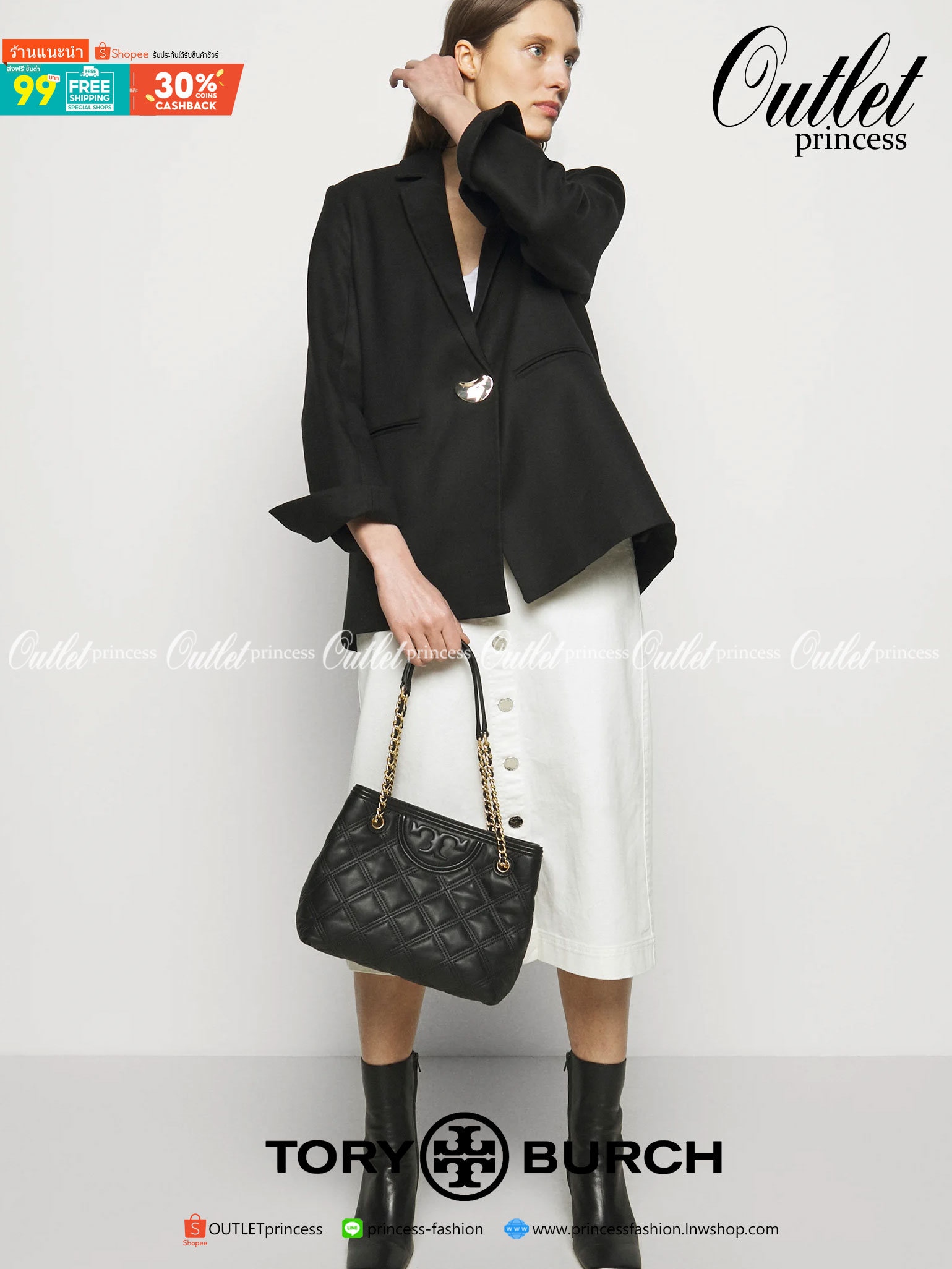 Tory Burch Fleming Soft Small Tote Bag เป็นกระเป๋าสะพายไหล่น่ารัก ๆ สักใบที่มีดีไซน์โดดเด่น สะดุดตา ใน Collection เรียกได้ว่าขายดีอันดับต้น ๆ ของแบรนด์ ใช้ได้ในลุคช์ทางการและกึ่งทางการ ดีเทลการตัดเย็บพิมพ์ลายนูนคู่กับแพทเทิร์นสี่เหลี่ยมทรงเพชร ที่ช่วยเพิ่