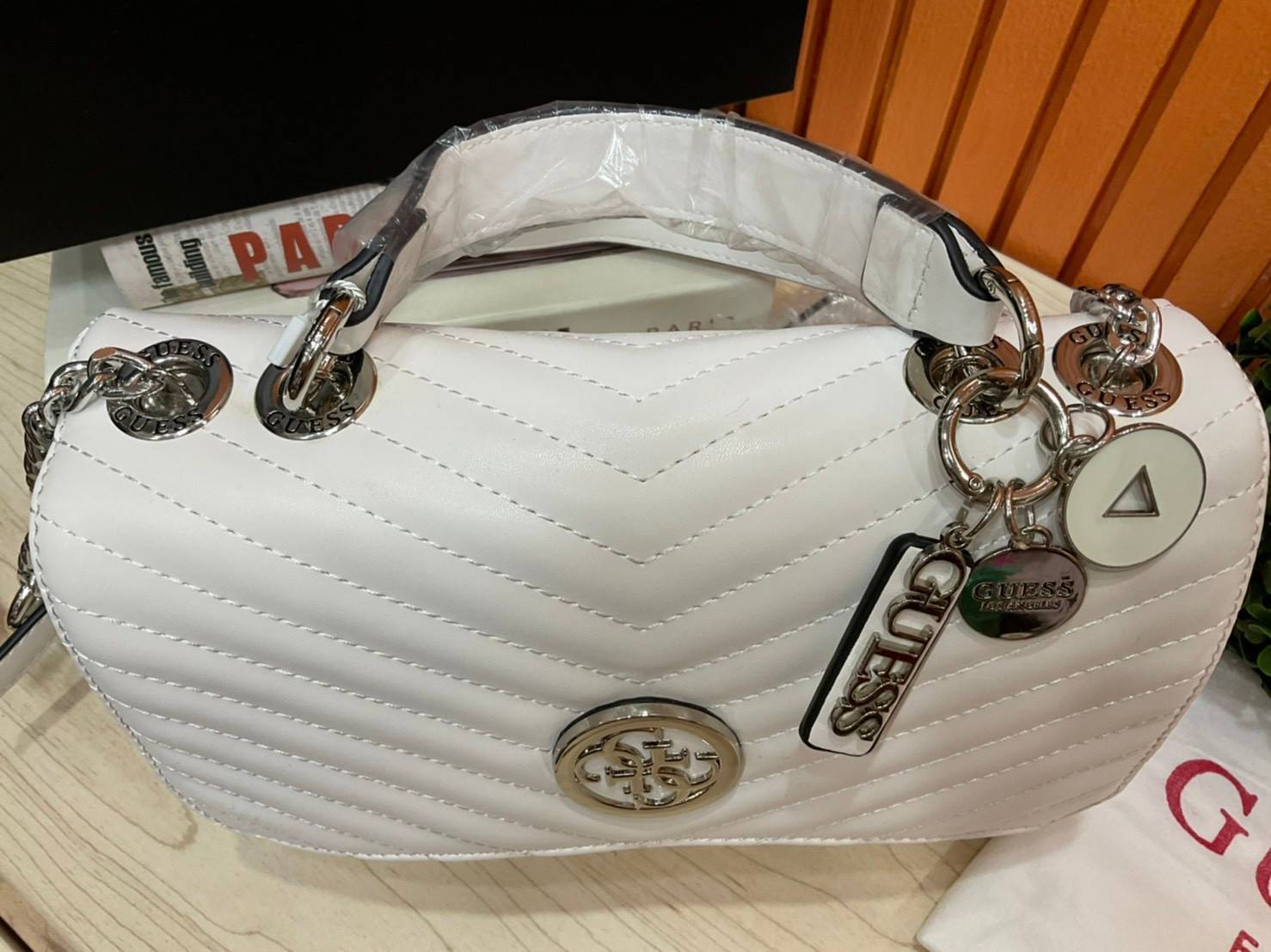 ของแท้ 💯% 】GUESS BLAKELY TOP HANDLE FLAP BAG กระเป๋สะพายรุ่นใหม่ล่าสุด รุ่นยอดนิยมสวยอยู่ทรง วัสดุหนังนิ่ม น้ำหนักเบา มีฐานกว้างตั้งอยู่ทรง ด้านหน้าประดับด้วยโลโก้แบรนด์สวยโดดเด่น