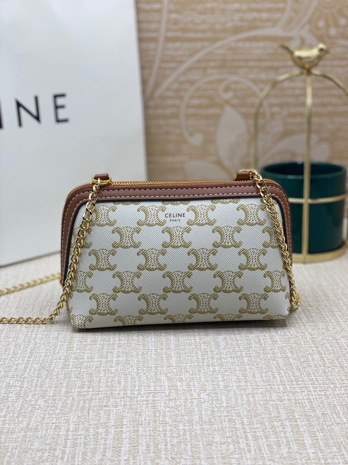 CELINE POUCH 16cm / CELINE TRIOMPHE Triumphal Arch Canvas / CELINE CLUTCH WITH CHAIN กระเป๋าคลัทช์ดีไซน์เรียบหรูออกแบบมาได้อย่างลงตัว พร้อมสายสะพายโซ่ทองสุดหรู ด้วยรูปทรงที่สวยงามและทันสมัย