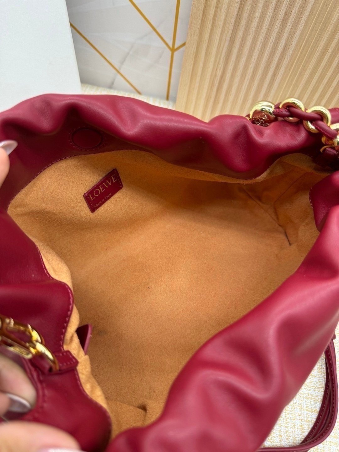 ORI หนังแท้ | Medium Loewe Flamenco purse in mellow nappa leather 30cm กระเป๋าสะพายทรงคลัช เรียบหรูดูแพง เรียบง่ายใช้งานสะดวก หนังแนปป้าให้สัมผัสนุ่มสบายผิว มาพร้อมสายสะพายร้อยห่วงหรูหรา