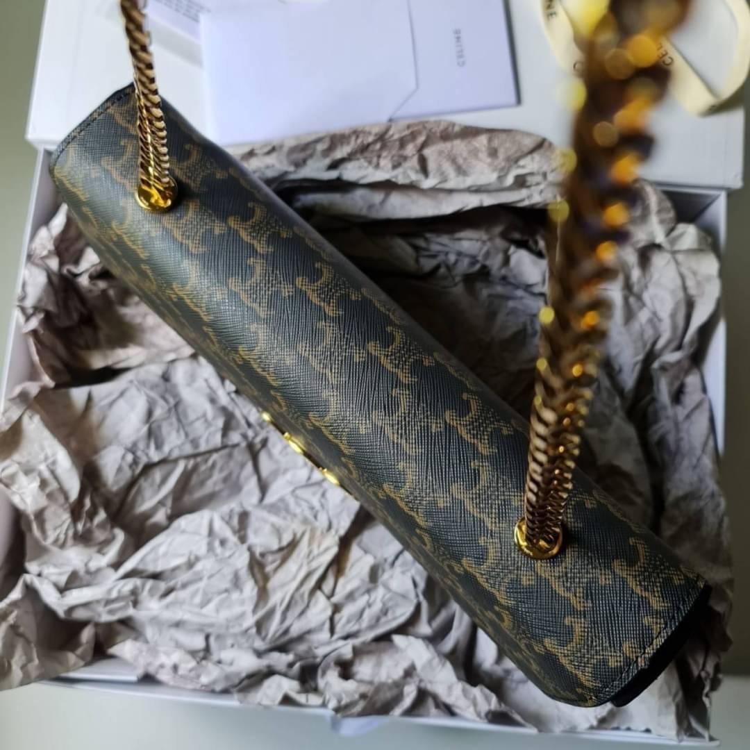 CELINE Women Chain Bag Triomphe in Triomphe Canvas-Tan / CELINE TRIOMPHE CHAIN SHOULDER BAG / CELINE WOMEN WINTER 21 ก็ปังๆ ยาวๆ ไปเลยสิคะ กระเป๋าดีไซส์ใหม่ ใหญ่กว่าเดิม จุของได้เยอะ งานหนังแคนวาสสวยหรู สวยมากกก เก๋มาก ต้องมีแล้วค่าา แบบใหม่ล่าสุด งานพึ่ง