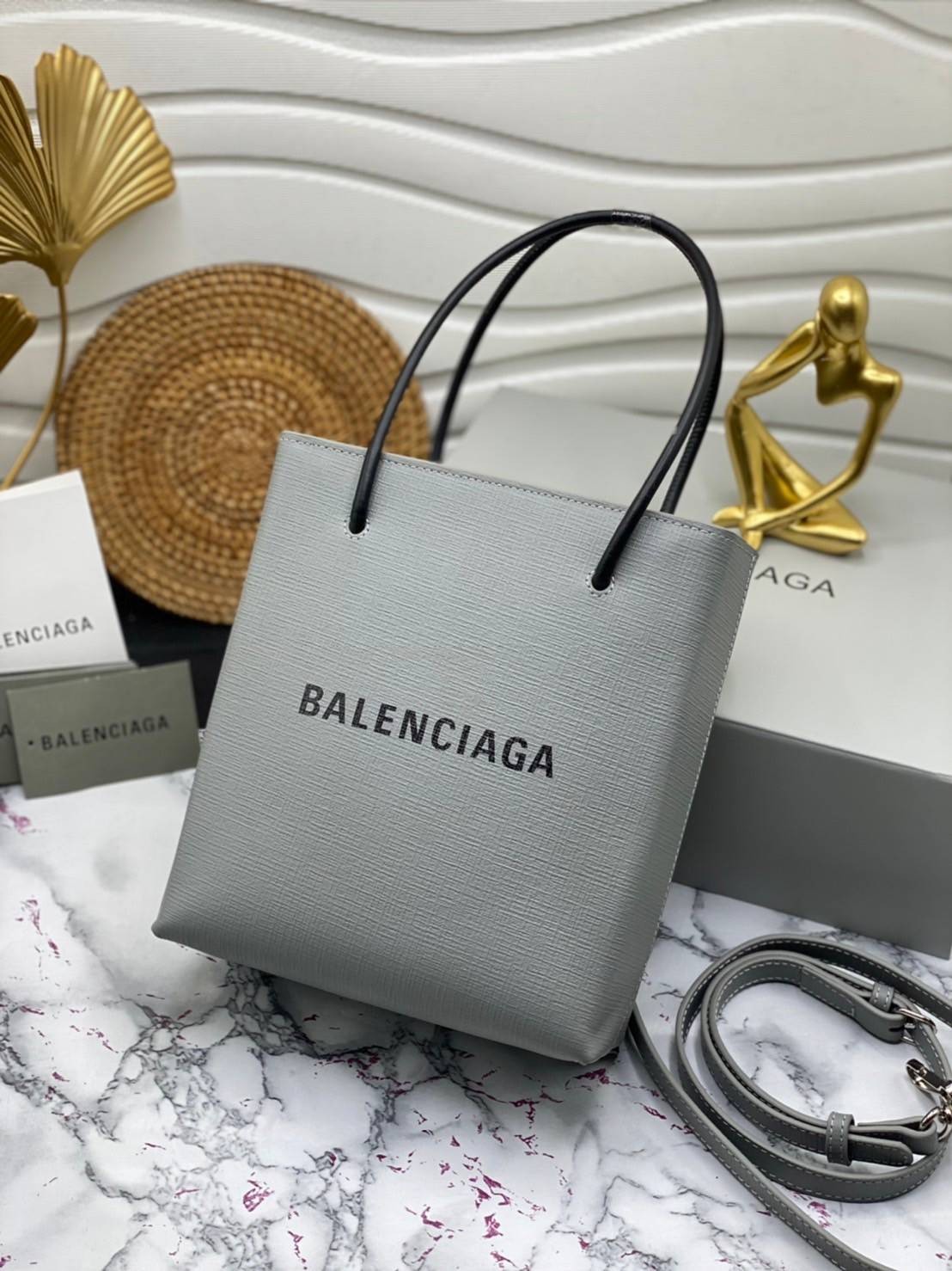 หนังแท้ BALENCIAGA XXS TOTE / Balenciaga shopping tote xxs พกกระเป๋าช้อปปิ้ง ไปทุกที่ในฤดูกาลนี้ ดีไซน์ที่ใช้ได้ทุกวันตั้งแต่หนังแบบมีเท็กซ์เจอร์ ภาพสินค้าถ่ายจากงานขายจริง ใช้งานต่างประเทศได้