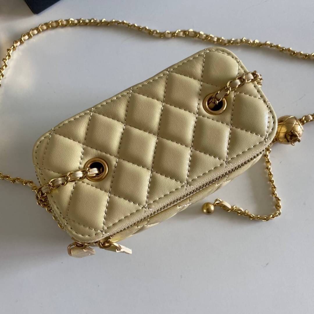 VIP GIFT 】หนังแกะแท้ CHANEL Box With Chain สายโซ่ทองหรูมาก หนังเรียบฟู ขึ้นเงา กระทบแสงยิ่งสวยค่าา โทนสีสวยสดใส เหมาะมากสำหรับสาวๆ ชิคๆ ต้องบอกเลยรุ่นนี้เหล่าเซเลบใช้กันเยอะมากๆ แค่อะไหล่ก็หรูไปเดินครึ่งแล้วค่าา😁 พร้อมส่งที่ไทยที่นี่ที่เดียว