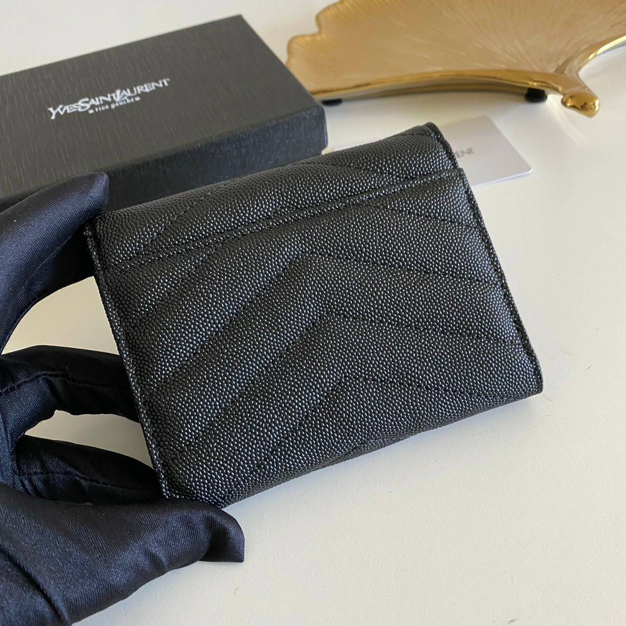 VIP GIFT 】หนังแท้ YSL 13cm SAINT LAURENT Monogram Compact Trifold Wallet กระเป๋าสตางค์ใบสั้น 3 พับ งานดีสุด รอบที่แล้วไม่พอขาย สามพับ ใส่แบงค์ ใส่บัตร ใส่เหรียญได้เยอะ ใบเดียวครบจบเลย หนังสวยมาก ละเอียดสุดๆ