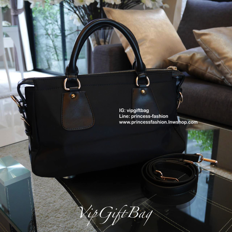 กระเป๋าทรง Handbag จากงานพรีเมี่ยมกิ้ฟ จากเคาเตอร์ต่างประเทศ มาแล้วค่า กระเป๋าถือทรงหรู จากแบรนด์ PRADA เป็น กระเป๋าผ้าไนล่อน ตกแต่งรอบใบได้ **สวยมาก ด้านในมีช่องซิปและช่องใส่ของ เป็นสัดส่วน อะไหล่ทองหรู ขนาดกำลังดีคะ เหมาะกับลุคผู้ใหญ่ หรือถือไปทำงาน ก็ 