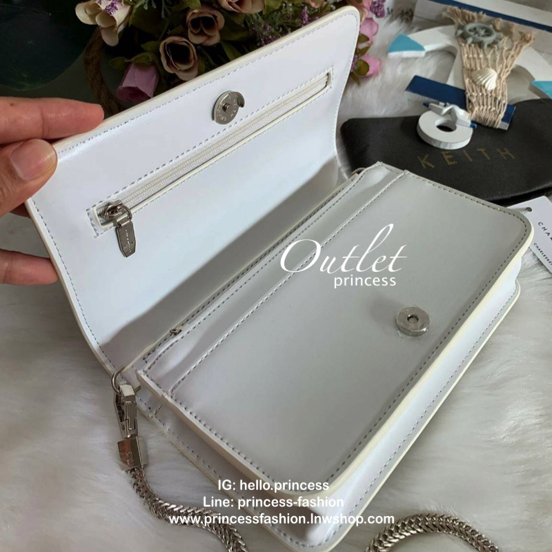 CHARLES & KEITH CHAIN DETAIL CLUTCH BAG กลับมาอีกครั้ง รุ่นขายดี สีออกใหม่ค่ะ!! กระเป๋าทรงคลัท//สะพายข้างได้ วัสดุหนังเรียบ ผิวเงา ตัวกระเป๋าแต่งอะไหล่โซ่เงินเพิ่มความเก๋เข้ามาค่ะ เปิดปิดกระเป๋าแบบกระดุมแม่เหล็ก ฝาปิดด้านบนมีช่องซิปใส่ของจุกจิกค่ะ ภายในมี