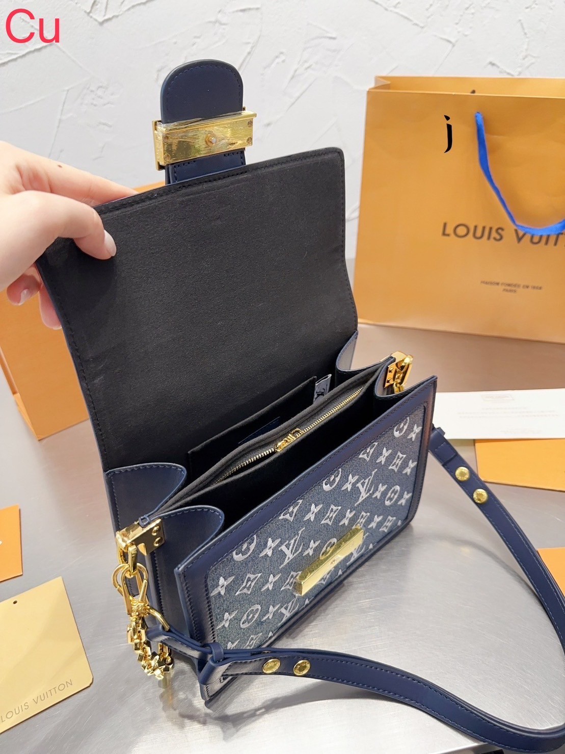 LV Dauphine Monogram Jacquard Denim 25cm งานเดนิม สวยเท่ห์มากๆ ไม่มองไม่เหลียวไม่ได้แล้ว!! สร้างดีเทลผู้ดี กระเป๋าสะพาย ดีไซน์เลิศ สวยปังในราคาโดนใจ แบบนี้ใครไหวไปก่อน ไม่ไหวก็ต้องสั่งได้เลยจ้า!!