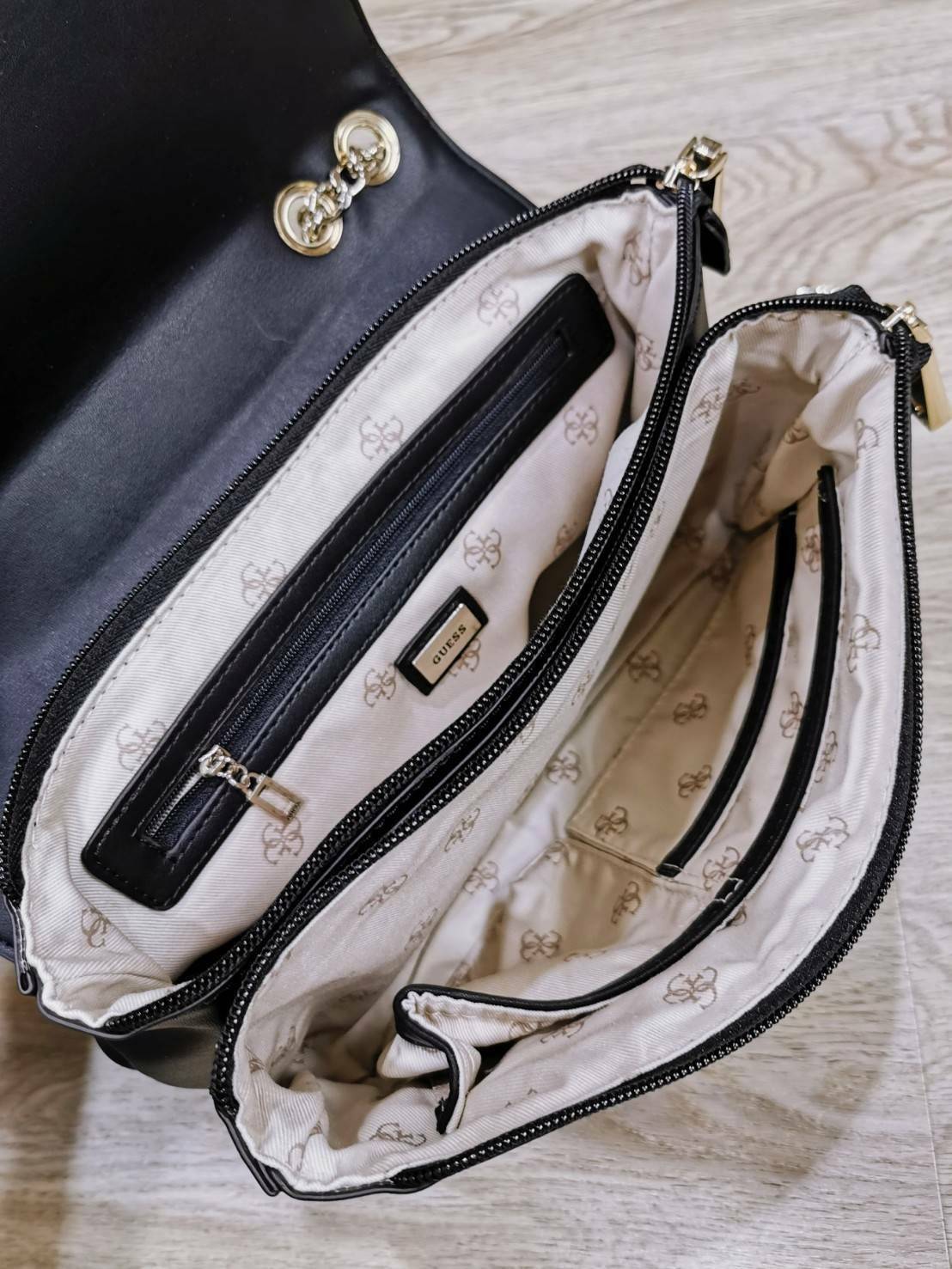 GUESS CROSSBODY BAG กระเป๋าสะพายรุ่นใหม่ล่าสุดทรงเหลี่ยมหนังนิ่มสวยเดินเส้นลายตารางอยู่ทรงด้านหน้าประดับโลโก้ GUESS สวยดูมีเปิดปิดด้วยฝาปิด ภายในมีช่องแบ่งสองช่องเป็นสัดส่วนใส่กระเป๋าสตางค์ใบยาว มือถือ ของจุกจิกได้เยอะ พร้อมสายสะพายโซ่ต่อหนังจะเลื่อนใช้สา