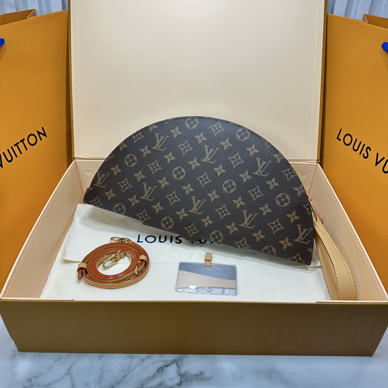 TOP ORI หนังแท้ | LV Fan Bag กระเป๋าสะพายดีไซส์รูปพัด เปิดตัวกระเป๋ารุ่น Fan ดีไซน์โดดเด่นบนรันเวย์แฟชั่นโชว์คอลเลกชันประจำฤดูกาล Spring-Summer 2025