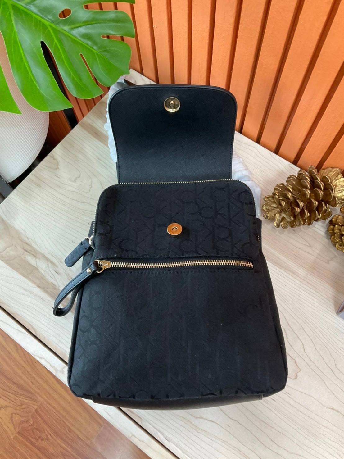 ของแท้ 💯% Elaine Calvin Klein Monogram Small Backpack 💕ของมันต้องมี สวยหรูดูแพงมาก สำหรับรุ่นนี้ และมีฟังชั่นช่องการใช้งานที่มากที่สุด!!! 💕 กระเป๋าสะพายเป้รุ่นใหม่ชนช้อป รุ่นยอดนิยม