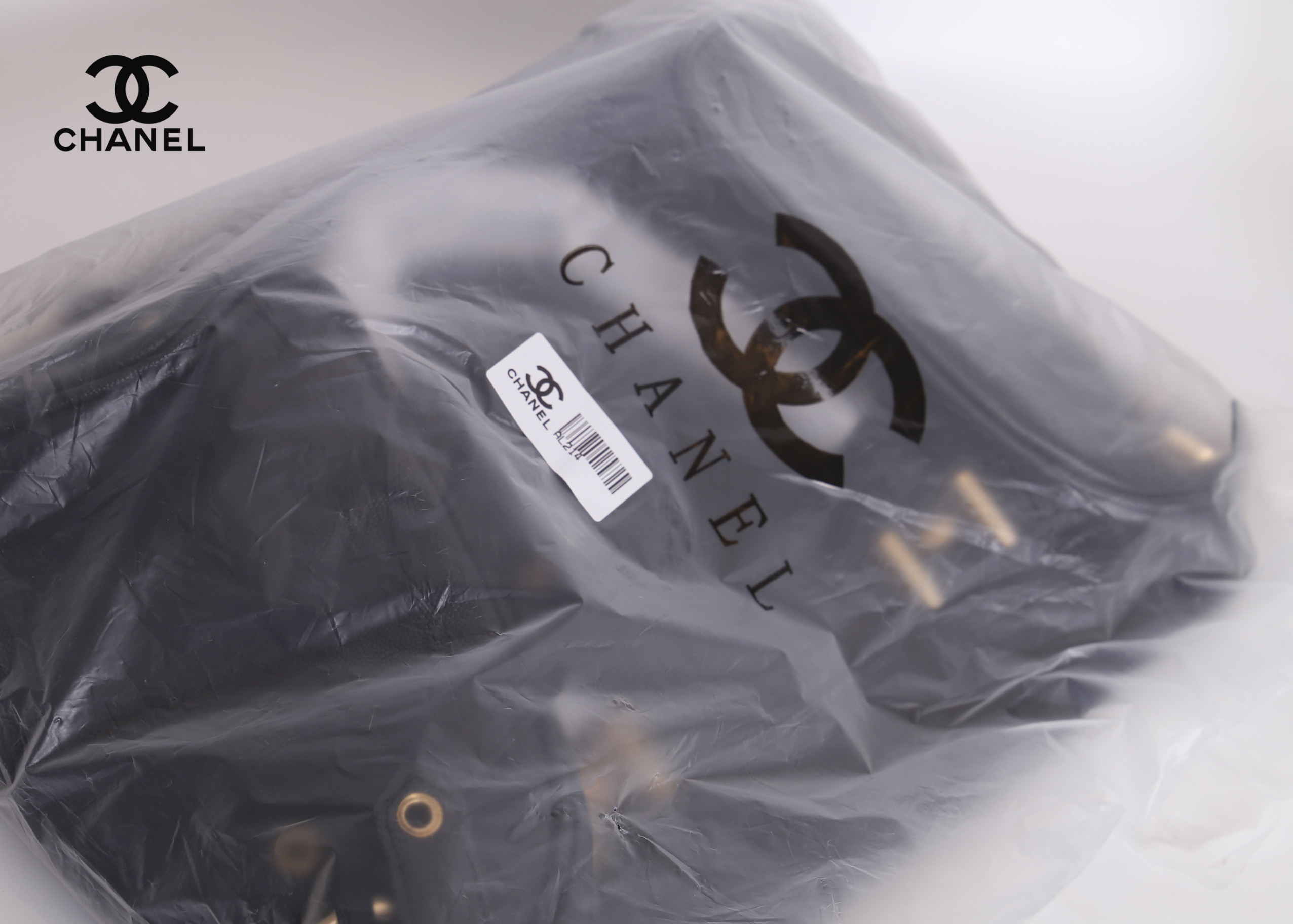 CHANEL chain caviar crossbody bag / Chanel Shoulder Bag With Chain กระเป๋าสะพายข้าง วัสดุหนังลายคาเวียร์ อะไหล่ทอง ด้านหน้ามี 1 ช่องโล่งใส่ Ipad ได้ ด้านหน้าเย็บโลโก้แบรนด์ สวยหรูมากๆ ค่ะ