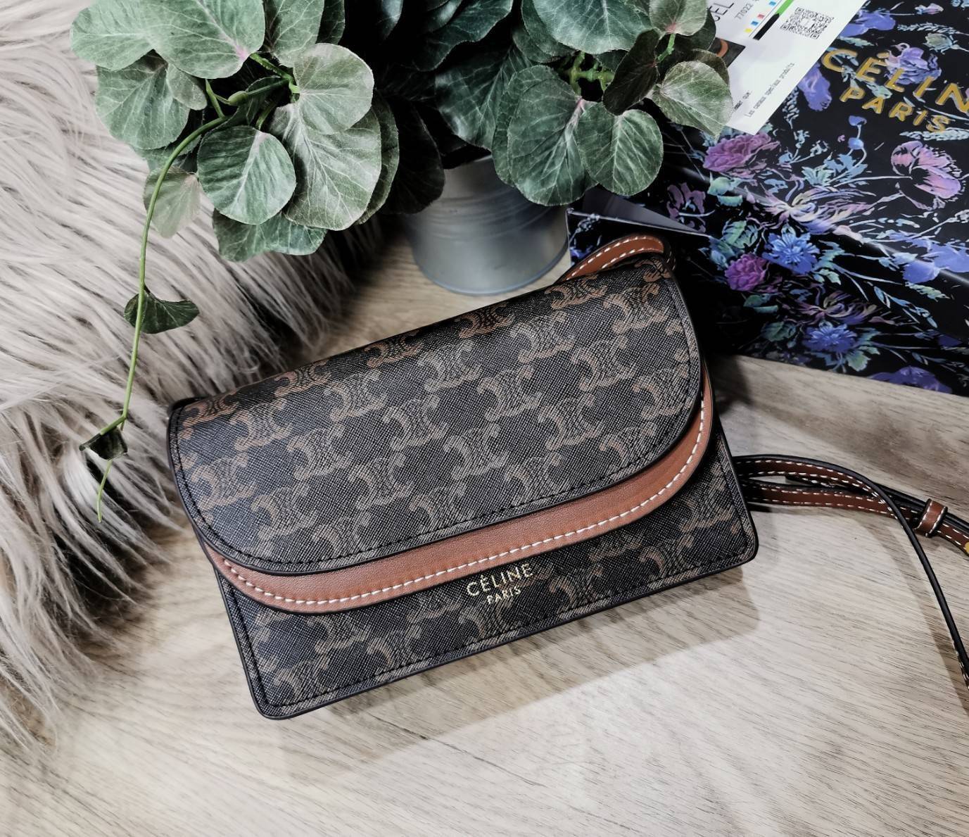 CELINE TRIOMPHE CLUTCH VIP GIFT WITH PURCHASE GWP พรีเมี่ยมกิ๊ฟ Limited Edition จาก CELINE PERFUME DUTY FREE COUNTER