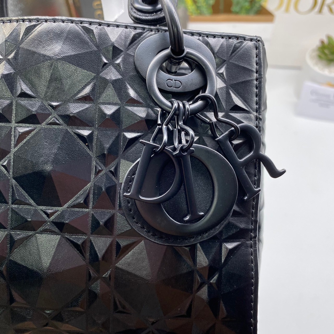 หนังแท้ DIOR LADY BAG 17cm ไซส์เล็กขนาดกำลังน่ารักเลยค่ะ งานออริหนังแท้ทั้งใบปั้มลายรุ่นใหม่ล่าสุด ความสง่างามอีกหนึ่งรุ่นของ Dior รูปทรงสีเหลียม ขนาดกระทัดรัด ตั้งอยู่ทรง ฐานกระเป๋าแข็งแรง มีหมุดรองฐาน ดีไซน์ที่มีเอกลักษณ์เฉพาะตัว ด้านหน้าตกแต่งด้วยตัวอั