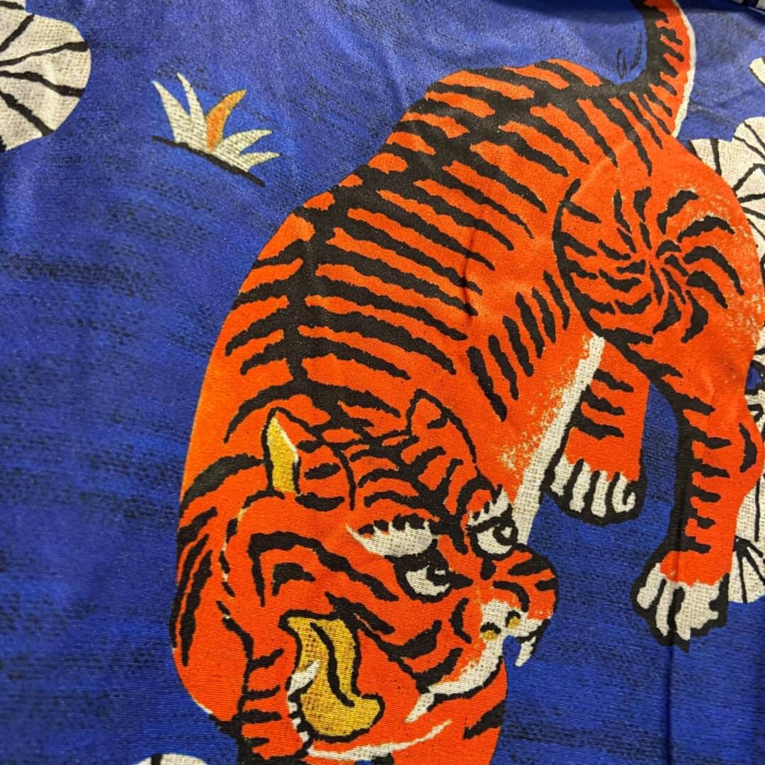 Gucci Bengal Tiger Silk bowling shirt / Gucci Men's Shirts / Gucci Shirts งานเกรดออริจินอล พิมพ์ลายคมชัด มีป้ายแท็กที่คอเสื้อทุกตัว พร้อมส่งที่ไทย ภาพสินค้าถ่ายจากงานขายจริง ใช้งานต่างประเทศได้