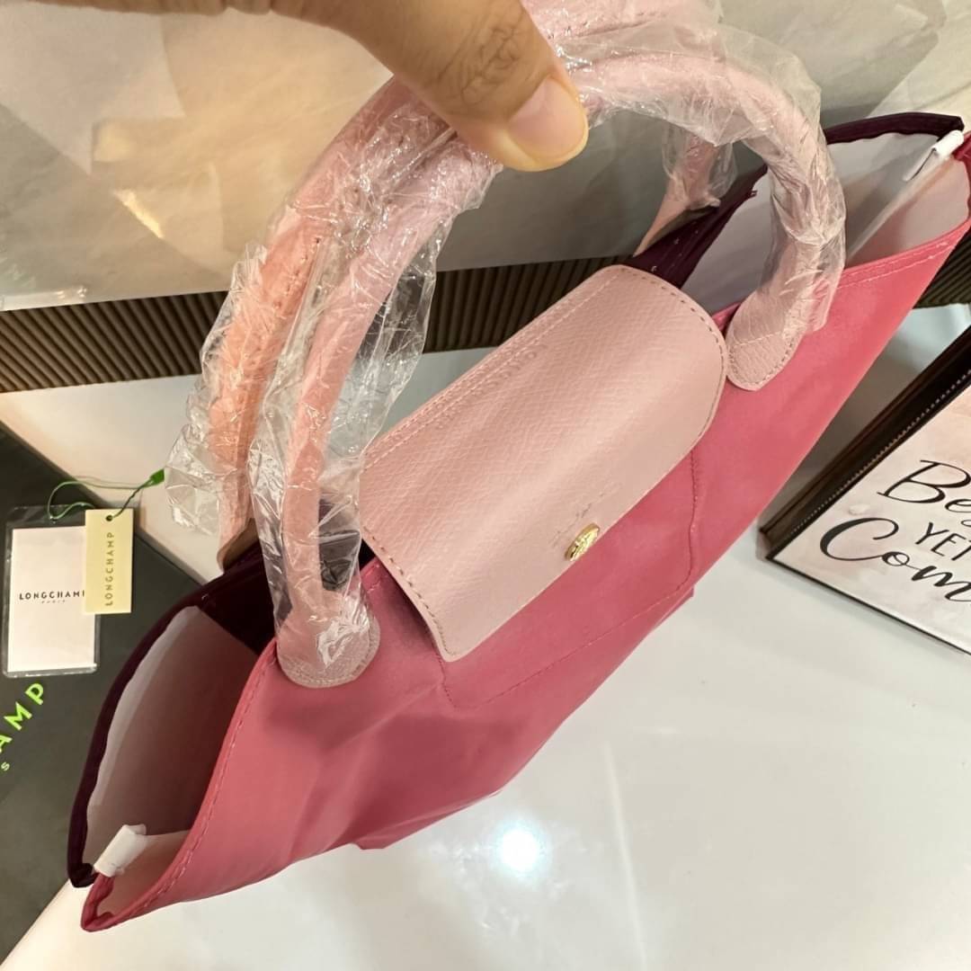 LONGCHAMP LE PLIAGE RE-PLAY TOP HANDLE BAG สินค้ารุ่นลิมิเต็ด collection สุดปัง ซื้อใบเดียวเหมือนได้2 ใบ กระเป๋าสะพายแนวตั้งที่กว้างขวาง มีเอกลักษณ์เฉพาะตัวแต่มีดีไซน์ที่น่าดึงดูด