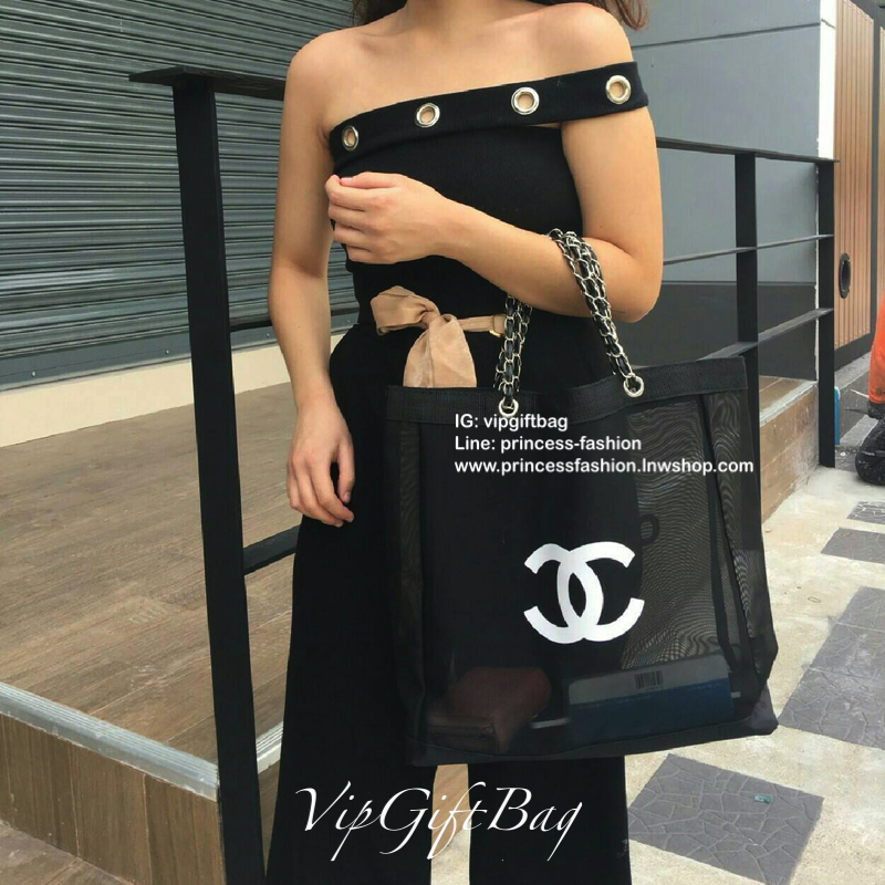 Chanel Shopping Bag With Chain กระเป๋าสะพายใบใหญ่ทรง Shopping Bag Limited Edition พรีเมี่ยมกิ้ฟของแท้นำเข้าจาก Chanel Perfume Counter #ของแท้100% (ไม่ใช่งานเลียนแบบ) ใบใหญ่วัสดุ Nylon โปร่ง #อะไหล่เงิน ♡ ปั้ม CHANEL อีกด้านเป็นโลโก้ CC เปิดปิดด้วยแ