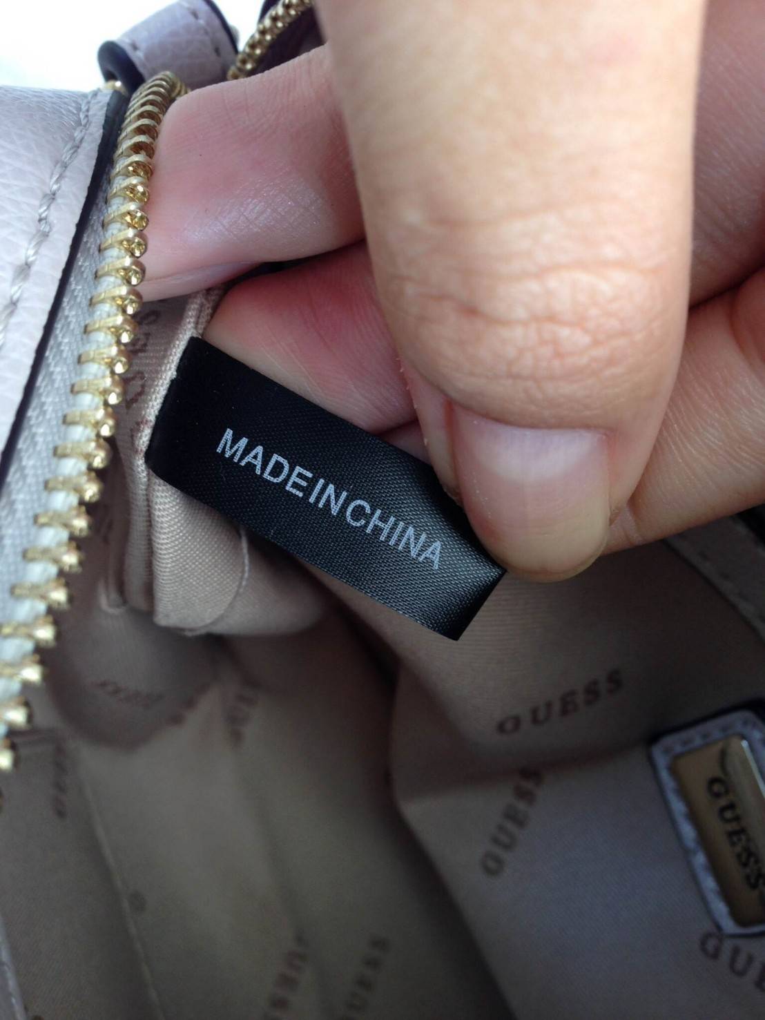 GUESS CROSSBODY DEVYN BAG 2018 กระเป๋าสะพายรุ่นใหม่ล่าสุดทรงเหลี่ยมหนังสวยอยู่ทรงด้านหน้ามีโลโก้และปักหนังขึ้นลายนูน สวยเก๋ดูมีดีเทลเปิดปิดด้วยซิปประดับแม่กุญแจ ภายในโล่งกว้างใส่กระเป๋าสตางค์ใบยาว มือถือ ของจุกจิกได้เยอะ มีช่องซิปและช่องใส่ของจุกจิก ซับใน