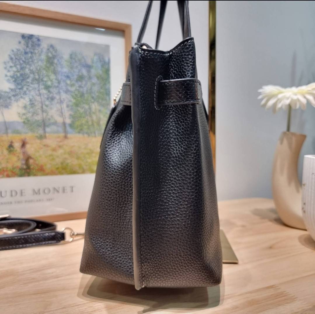 COACH HANNA CARRYALL IN SIGNATURE CANVAS / CH187 / CH195 / CH542 น้องใหม่ เรียบหรู ดูแพง กับกระเป๋าถือ/สะพายทรงสวย คงความคลาสสิค ดีไซน์ตกแต่งสายคาดจับจีบข้างกระเป๋าเพิ่มดีเทล มาพร้อมหูจับในตัว