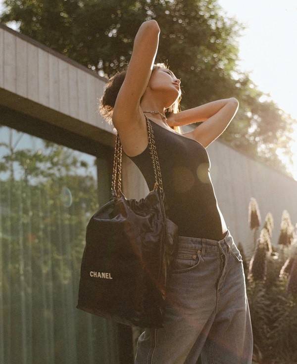 Chanel ss22 Logo CC shopping tote / Chanel 22 handbag มาแรงที่สุดในตอนนี้ก็คือรุ่นนี้เลย ใช้งานง่ายรุ่นนี้สามารถใช้ได้ทั้งผู้หญิงและผู้ชายน้า เกินต้านที่สุดกับไอเท็มนี้ ที่สาวๆหรือใครๆก็ต้องมีแล้ว!! แค่เห็นก็หลงรัก กระเป๋าทรงสวย