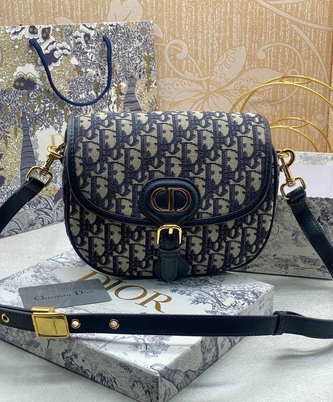 Dior Bobby Medium Bag Dior Oblique jacquard fabric in blue กระเป๋าสะพายทรงโฮโบรุ่นยอดนิยม คลาสสิคสุดหรู ด้วยเส้นสายที่ประณีตและสัดส่วนที่กลมกลืนลงตัวอย่างสวยงาม เกรดท็อปออริ ใช้งานต่างประเทศได้
