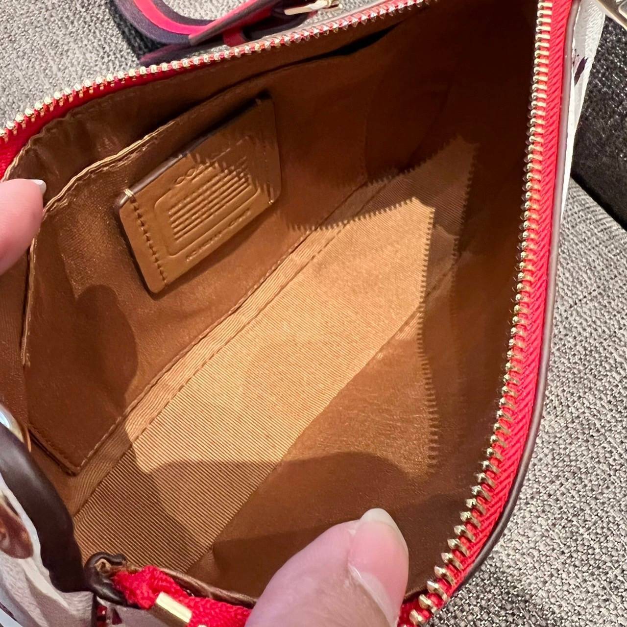 COACH C7973 JES BAGUETTE WITH LADYBUG FLORAL PRINT คอลเลคชั่นใหม่ล่าสุด พร้อมเสิร์ฟความสวยถึงบ้านเช่นเคย!! กระเป๋าสะพายทรงบาแกตต์ ดีไซน์ย้อนยุค ที่แอบแฝงความเรียบหรูดูแพงอยู่ในตัว โดดเด่นด้วยสายสะพายเส้นใหญ่ โทนสีคอนทราส ทำให้ไอเท็มนี้ดูมีลูกเล่นมากขึ้น ว