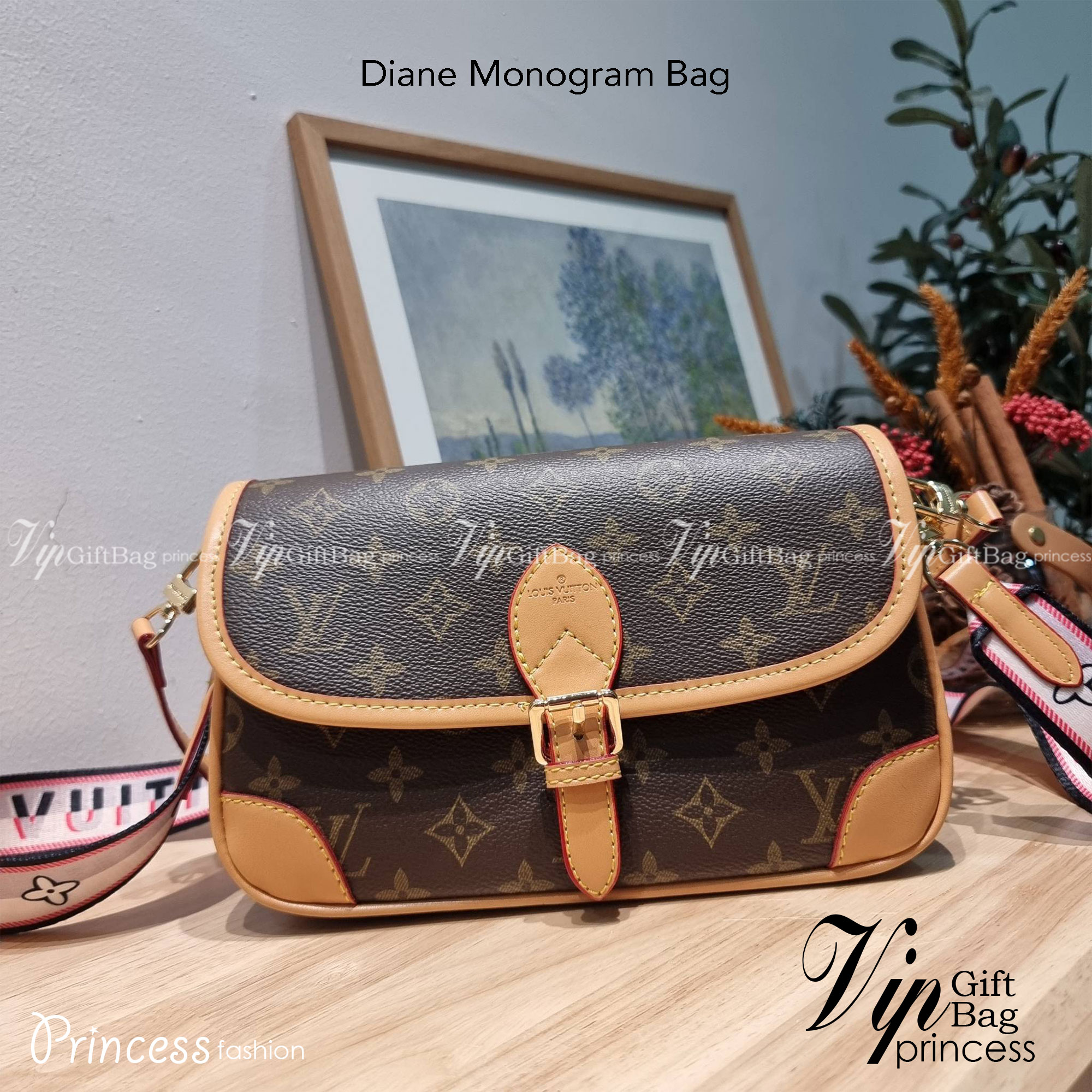 LV Diane Monogram Bag / LV multi handbag กระเป๋ามัลติฟังก์ชั่นสุดคุ้ม ดีไซน์ออกมาน่ารักน่าใช้มากๆ วัสดุหนังแคนวาส มีสายมาให้ถึง 2 แบบ สายหนังคล้องไหล่ได้ และสายสปอร์ตครอสบอดี้ได้ ปรับเปลี่ยนใช้ตามลุคแต่ละวันได้เลย