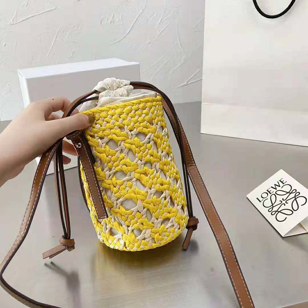 LOEWE Cylinder Pocket in iraca palm and calfskin กระเป๋าสาน สไตล์มินิมอล ไซส์มินิตะมุตะมิ น่ารักไม่ไหว แล้วคือดีต่อใจ แมทช์ง่ายใช้ได้กับทุกลุคค่ะบอกเลย